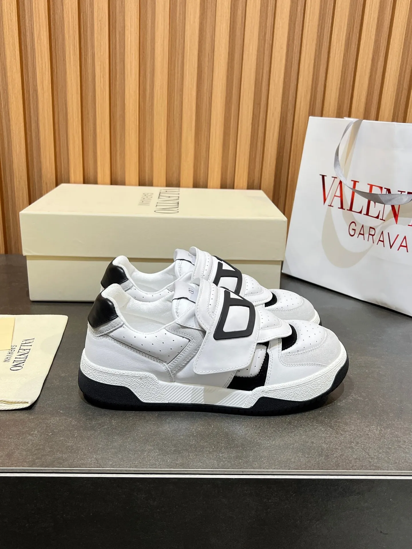 Men's men's shoes 💰760 VLTN Valentin 𝑶𝒏𝒆𝑺𝒕𝒖𝒅 Couple's sneaker series Valentino 2025 new couple's sneakers are on sale. The original ZP purchased and disassembled. Repeated pattern making and modification. The strength must be restored one to one! Top luxury masterpiece Velcro design Soft and comfortable imported calfskin 🧧brings excellent and elegant texture and excellent on-foot comfort Top purchasing version upper: imported calfskin surface/original oil edge craftsmanship Inner: water-dyed cowhide lining Outsole: original development 𝐓𝐏𝐔 two-color combination outsole Packaging: original configuration complete package Code number: 35-46 (45 46 customized)